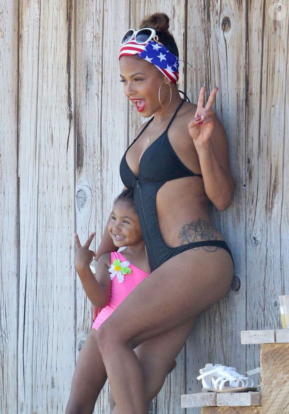 Christina Milian et sa fille Violet passent la journée sur une plage à Malibu, Los Angeles, le 04 Juillet 2014