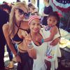 Christina Milian pose avec sa fille Milian et Paris Hilton, à Malibu, le 4 juillet 2014.