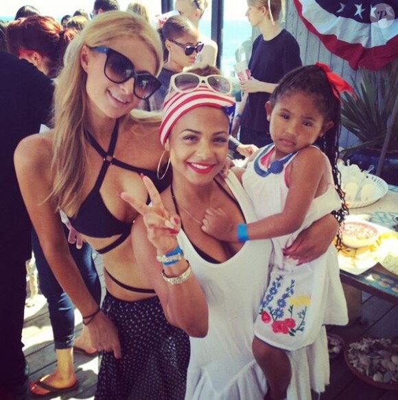 Christina Milian pose avec sa fille Milian et Paris Hilton, à Malibu, le 4 juillet 2014.