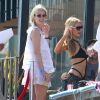 Paris Hilton avec sa soeur Nicky, en maillot de bain fête le "Independence Day" à Malibu, Los Angeles, le 4 Juillet 2014