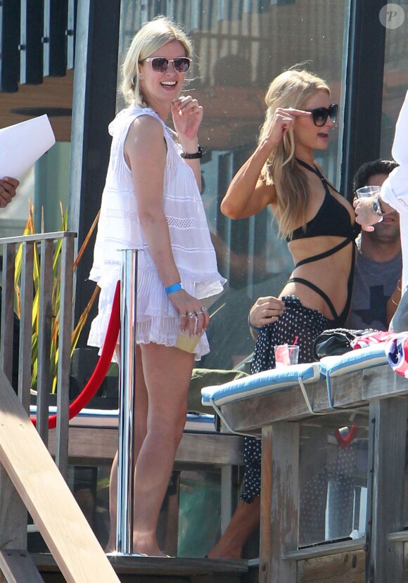 Paris Hilton avec sa soeur Nicky, en maillot de bain fête le "Independence Day" à Malibu, Los Angeles, le 4 Juillet 2014