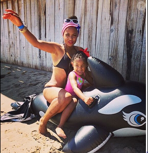 Christina Milian et sa fille Violet, à Malibu, le 4 juillet 2014.