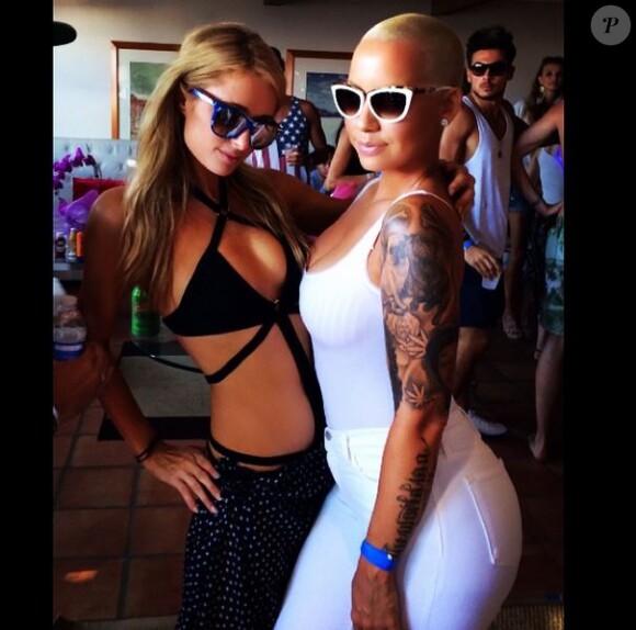 Paris Hilton et Amber Rose posent à Malibu, le 4 juillet 2014.