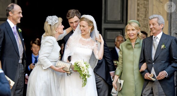 Les parents des mariés (princesse Astrid de Belgique, Prince Lorenz de Belgique, et Lilia Rosboch von Wolkenstein et Ettore Rosboch) félicitent leurs enfants pour leur mariage
