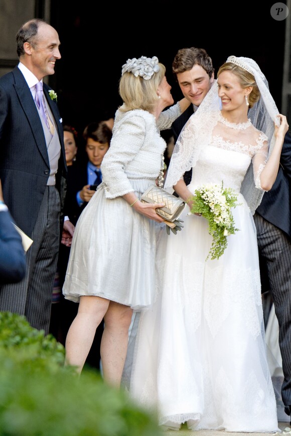 Les parents des mariés (princesse Astrid de Belgique, Prince Lorenz de Belgique, et Lilia Rosboch von Wolkenstein et Ettore Rosboch) félicitent leurs enfants pour leur mariage