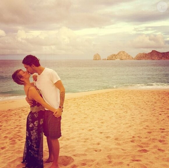 Kaley Cuoco et son mari Ryan Sweeting sur une plage au Mexique, photo postée le 3 Juillet 2014.