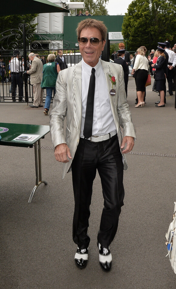 Sir Cliff Richard arrive à Wimbledon pour assister à la finale homme entre Roger Federer et Novak Djokovic, le 6 juillet 2014.
