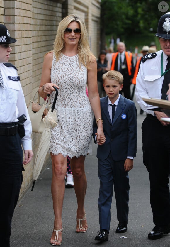 Penny Lancaster et son fils Alistair arrivent à Wimbledon pour assister à la finale homme entre Roger Federer et Novak Djokovic, le 6 juillet 2014.