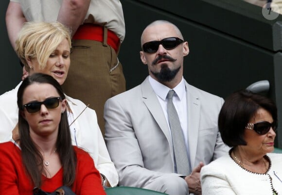 Hugh Jackman et sa femme assistent à la finale homme, à Wimbledon,  entre Roger Federer et Novak Djokovic, le 6 juillet 2014.