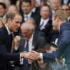 Le prince William et Sir Chris Hoy assistent à la finale homme, à Wimbledon,  entre Roger Federer et Novak Djokovic, le 6 juillet 2014.