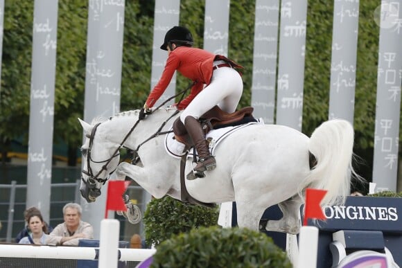 Charlotte Casiraghi va tomber de son cheval lors du Paris Eiffel Jumping, présenté par Gucci, au Champ de Mars à Paris le 6 juillet 2014.