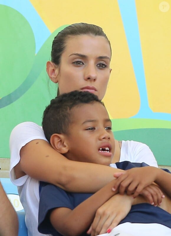 Ludivine Sagna et son fils Elias lors du match France - Allemagne à Rio de Janeiro au Brésil le 4 juillet 2014