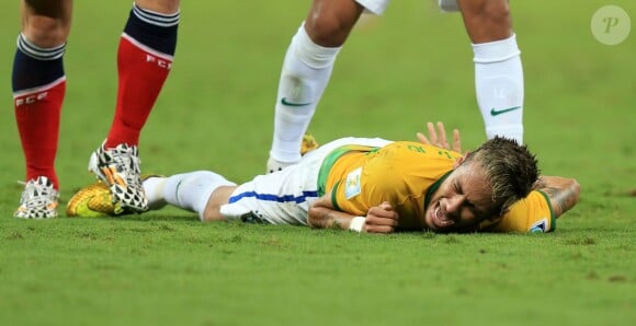 La blessure de Neymar lors du match Brésil-Colombie à Fortaleza, le 4 juillet 2014. Il souffre d'une fracture d'une vertèbre le privant du reste de la Coupe du monde. 
