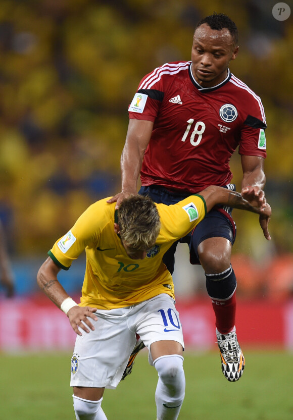 Juan Zuniga au moment où il blesse Neymar lors du match Brésil-Colombie à Fortaleza, le 4 juillet 2014. Victime d'une fracture d'une vertèbre, le joueur brésilien sera écarté des terrains 40 jours et se voit privé du reste de la Coupe du monde. 