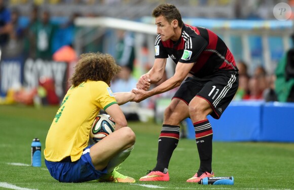 Miroslav Klose et David Luiz à Belo Horizonte le 8 juillet lors de la défaite de la Seleçao 7-1 contre l'Allemagne. 