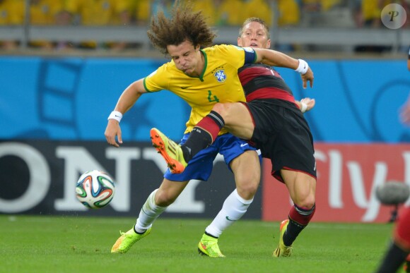 David Luiz et Bastian Schweinsteiger à Belo Horizonte le 8 juillet lors de la défaite de la Seleçao 7-1 contre l'Allemagne. 