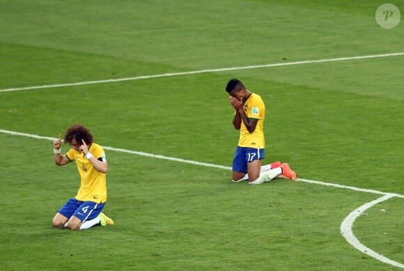 David Luiz et Luiz Gustavo après le match contre l'Allemagne (défaite 7-1) à Belo Horizonte le 8 juillet. 