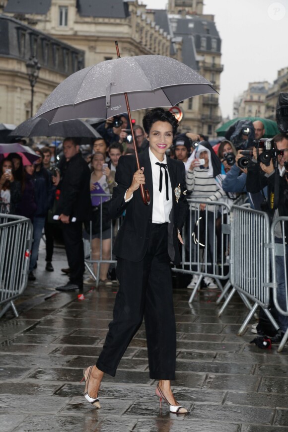 Farida Khelfa arrive au 325 rue Saint-Martin pour assister au défilé haute couture de Jean Paul Gaultier. Paris, le 9 juillet 2014.