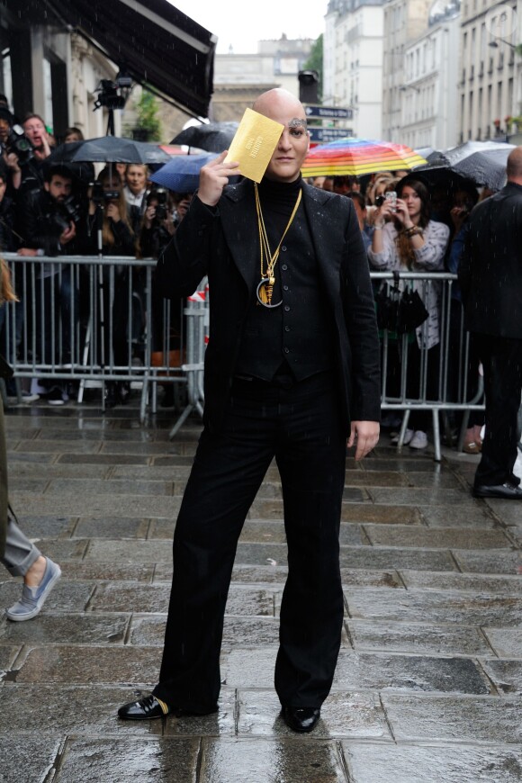 Le photographe Ali Madhavi arrive au 325 rue Saint-Martin pour assister au défilé haute couture de Jean Paul Gaultier. Paris, le 9 juillet 2014.