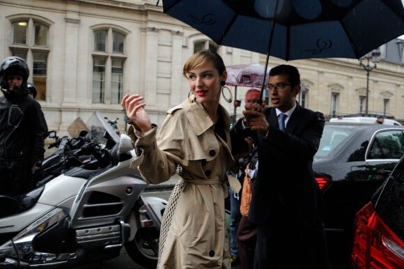 Louise Bourgoin arrive au 325 rue Saint-Martin pour assister au défilé haute couture de Jean Paul Gaultier. Paris, le 9 juillet 2014.