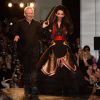 Conchita Wurst assure le final du défilé haute couture de Jean-Paul Gaultier. Paris, le 9 juillet 2014.