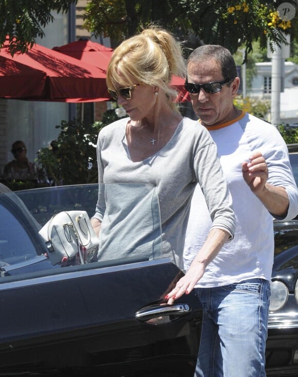 Melanie Griffith avec un ami, Los Angeles, le 9 juillet 2014.