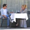 Melanie Griffith déjeune en terrasse du Petrossian avec un ami, Los Angeles, le 9 juillet 2014.