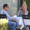 Melanie Griffith déjeune en terrasse du Petrossian avec un ami, Los Angeles, le 9 juillet 2014.