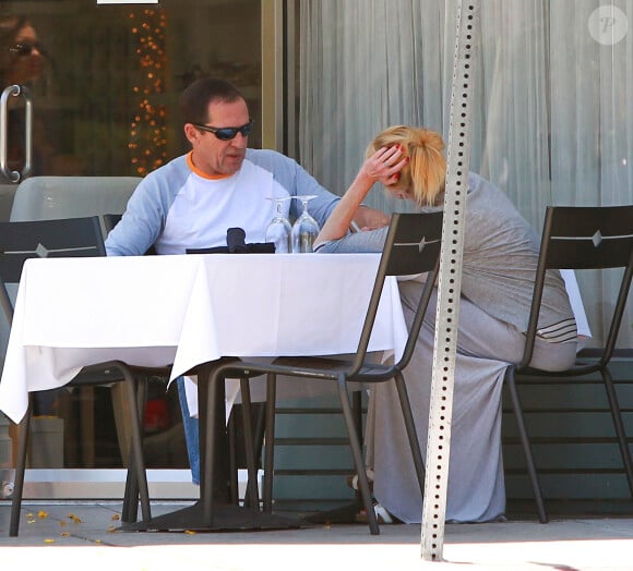 Melanie Griffith déjeune en terrasse du Petrossian avec un ami, Los Angeles, le 9 juillet 2014.