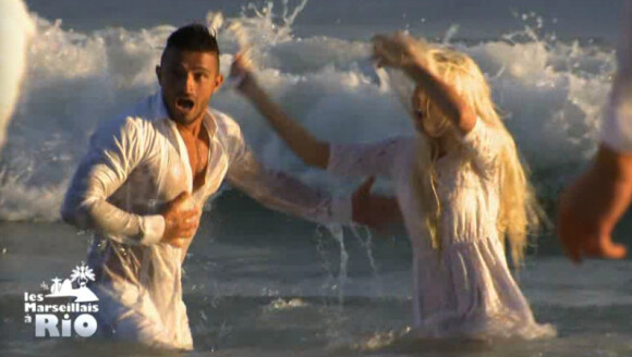 Après la cérémonie des fiançailles, Julien et Jessica ont fini à l'eau - "Les Marseillais à Rio", épisode du 11 avril 2014 diffusé sur W9.