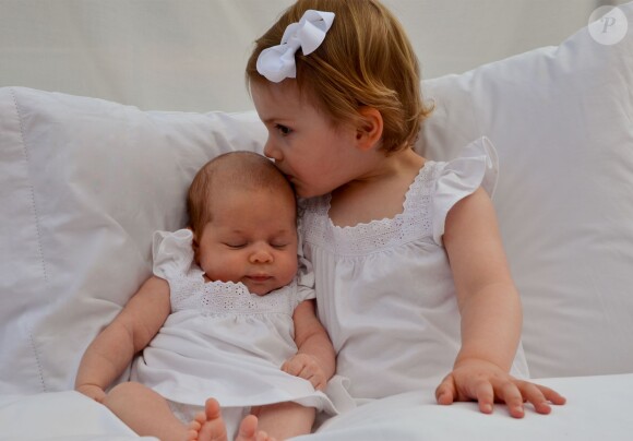 La princesse Estelle de Suède et sa petite cousine la princesse Leonore, en avril 2014
