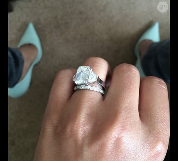Sur Facebook, Cheryl Cole annonce avoir épousé Jean-Bernard Fernandez-Versini le 7 juillet 2014. Son court message est accompagné de cette photo montrant sa bague fiançailles et son alliance.