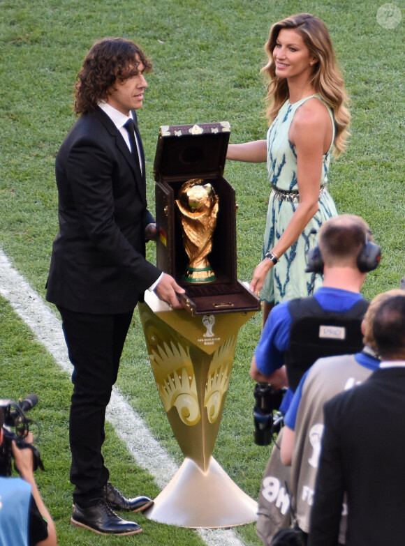 Gisele Bündchen et l'ex-capitaine de l'Espagne Carles Puyol présentent le trophée de la Coupe du monde le 13 juillet à Rio au Brésil. 