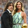 Gisele Bündchen et Carles Puyol présentent le trophée de la Coupe du monde le 13 juillet à Rio au Brésil. 