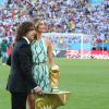 Gisele Bündchen et Carles Puyol présentent le trophée de la Coupe du monde le 13 juillet à Rio au Brésil. 