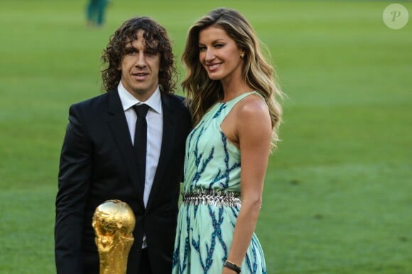 Gisele Bündchen et l'ex-footballeur Carles Puyol présentent le trophée de la Coupe du monde le 13 juillet à Rio au Brésil. 