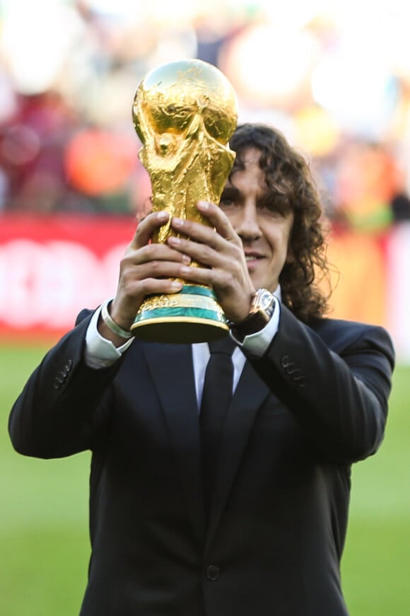 Carles Puyol présente le trophée de la Coupe du monde le 13 juillet à Rio au Brésil. 