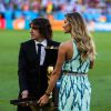Gisele Bündchen et Carles Puyol présentent le trophée de la Coupe du monde le 13 juillet à Rio au Brésil. 