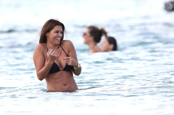 Le footballeur hollandais Rafael van der Vaart (Hambourg) et sa petite-amie Sabia Engizek profitent de la plage pendant leurs vacances à Saint-Tropez, le 13 juillet 2014.