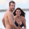 Le footballeur hollandais Rafael van der Vaart (Hambourg) et sa petite-amie Sabia Engizek profitent de la plage pendant leurs vacances à Saint-Tropez, le 13 juillet 2014.