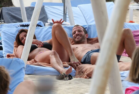 Le footballeur hollandais Rafael van der Vaart (Hambourg) et sa petite-amie Sabia Engizek profitent de la plage pendant leurs vacances à Saint-Tropez, le 13 juillet 2014.