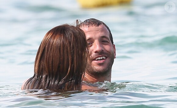 Le footballeur hollandais Rafael van der Vaart (Hambourg) et sa petite-amie Sabia Engizek profitent de la plage pendant leurs vacances à Saint-Tropez, le 13 juillet 2014.