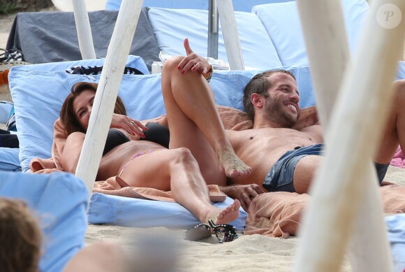 Le footballeur hollandais Rafael van der Vaart (Hambourg) et sa petite-amie Sabia Engizek profitent de la plage pendant leurs vacances à Saint-Tropez, le 13 juillet 2014.