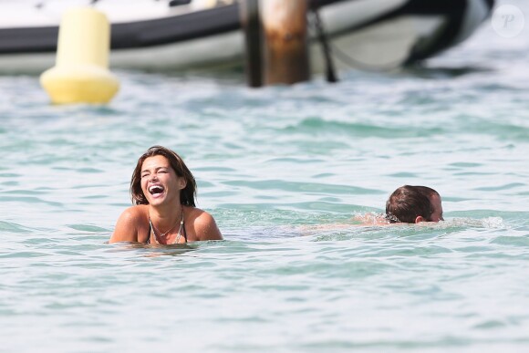 Le footballeur hollandais Rafael van der Vaart (Hambourg) et sa petite-amie Sabia Engizek profitent de la plage pendant leurs vacances à Saint-Tropez, le 13 juillet 2014.