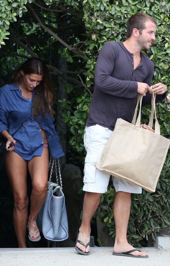 Le footballeur hollandais Rafael van der Vaart (Hambourg) et sa petite-amie Sabia Engizek profitent de la plage pendant leurs vacances à Saint-Tropez, le 13 juillet 2014.