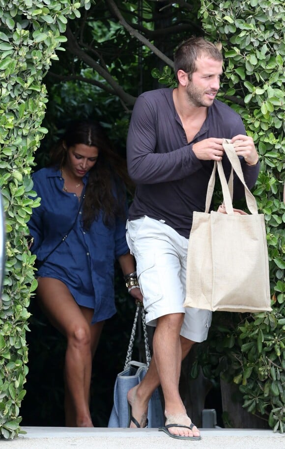 Le footballeur hollandais Rafael van der Vaart (Hambourg) et sa petite-amie Sabia Engizek profitent de la plage pendant leurs vacances à Saint-Tropez, le 13 juillet 2014.
