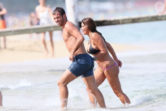 Le footballeur hollandais Rafael van der Vaart (Hambourg) et sa petite-amie Sabia Engizek profitent de la plage pendant leurs vacances à Saint-Tropez, le 13 juillet 2014.
