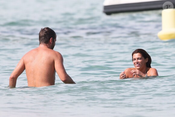 Le footballeur hollandais Rafael van der Vaart (Hambourg) et sa petite-amie Sabia Engizek profitent de la plage pendant leurs vacances à Saint-Tropez, le 13 juillet 2014.