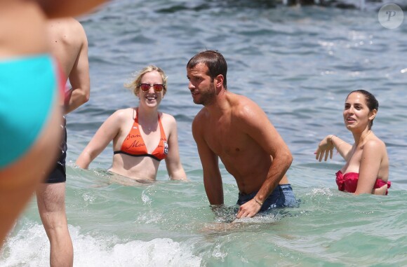 Le footballeur hollandais Rafael van der Vaart (Hambourg) et sa petite-amie Sabia Engizek profitent de la plage pendant leurs vacances à Saint-Tropez, le 13 juillet 2014.