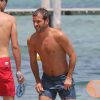 Le footballeur hollandais Rafael van der Vaart (Hambourg) et sa petite-amie Sabia Engizek profitent de la plage pendant leurs vacances à Saint-Tropez, le 13 juillet 2014.